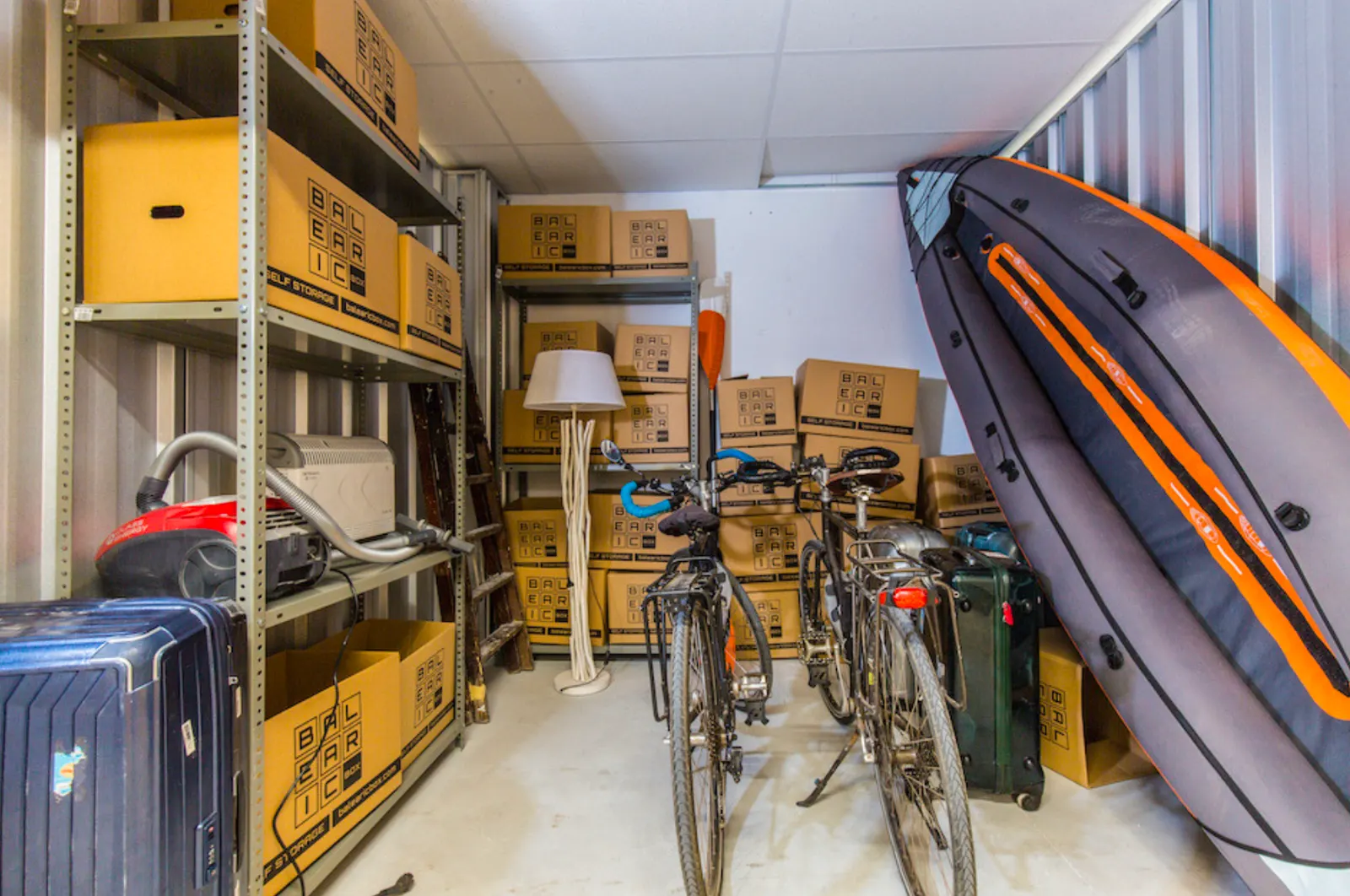 Medium unit with bikes and luggage